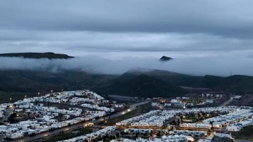 Neblina y lluvia cubren los cerros de la ciudad este martes