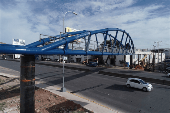 Alertan sobre el riesgo que representan varios puentes peatonales sin protección