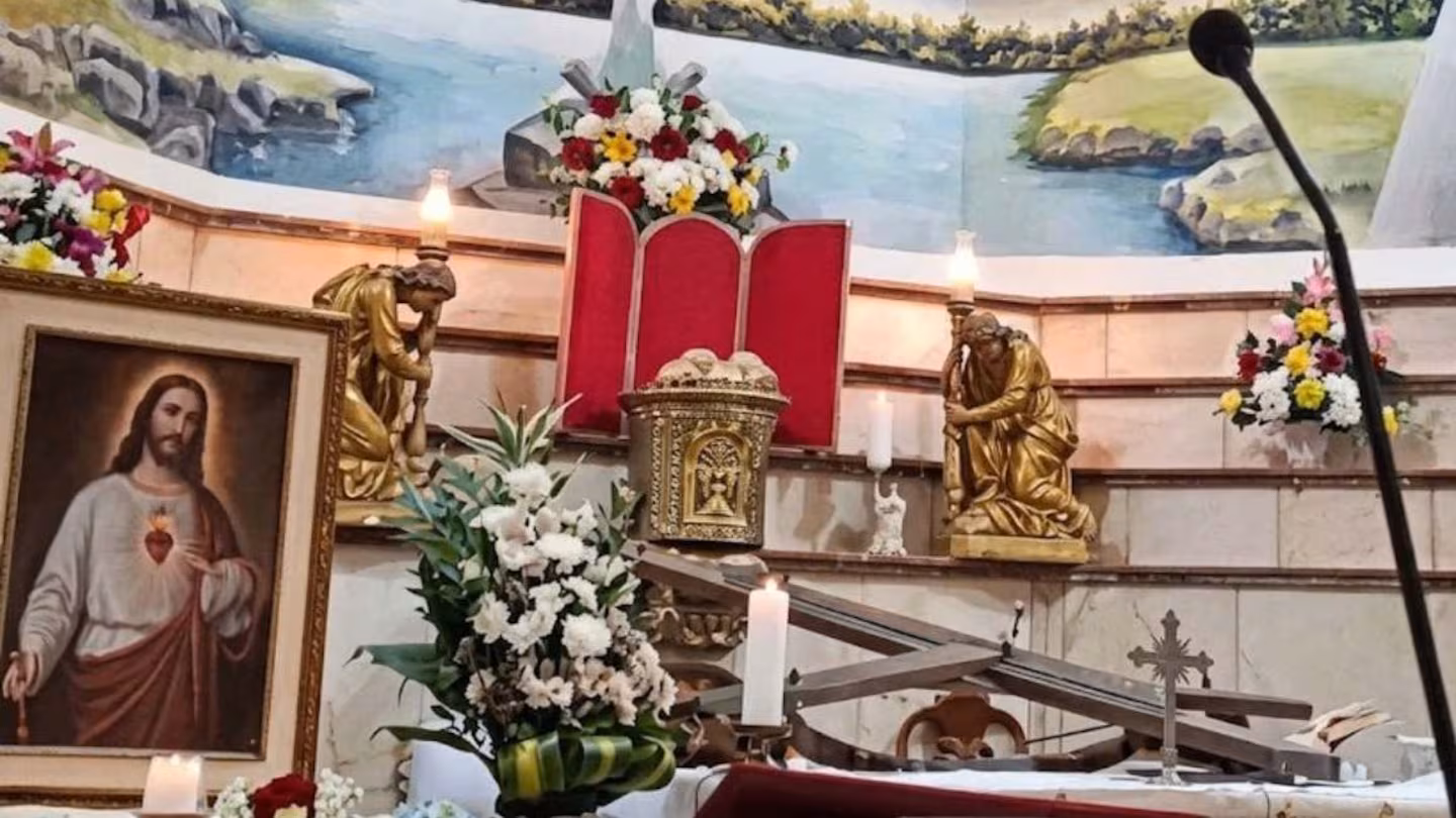 Sacerdote muere tras caerle una cruz durante misa en Ecuador
