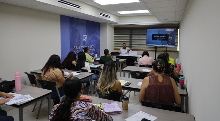 Universidad de las Mujeres ofrece más de 200 opciones de estudio